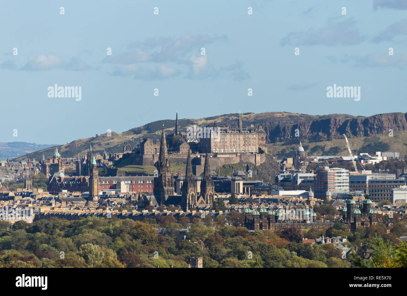 Ein stadtbild Foto der Stadt Edinburgh, Schottland, Edinburgh Castle und die Salisbury Crags an einem klaren Tag im Herbst. Stockfoto