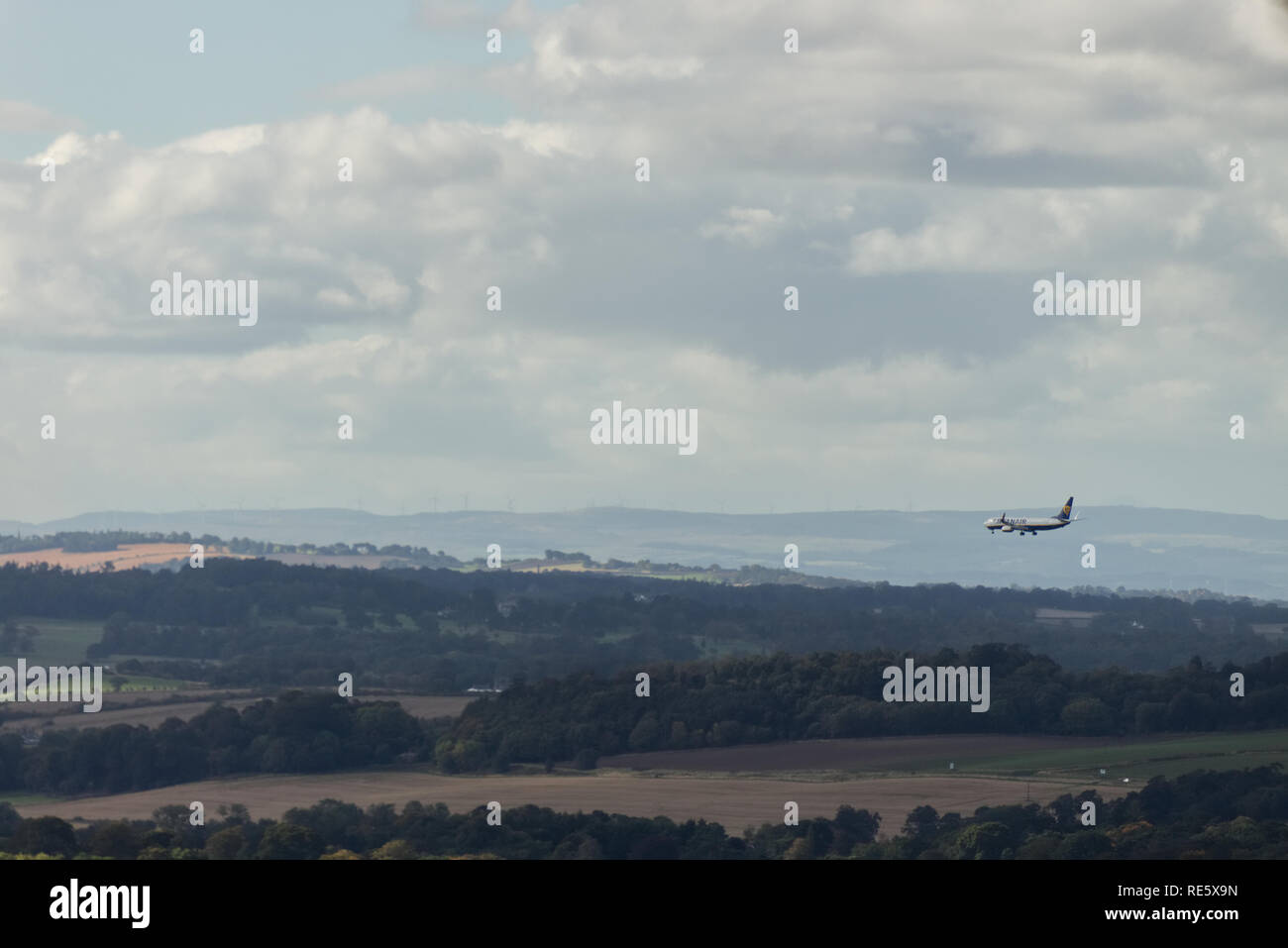 Edinburgh, Schottland/Großbritannien - 22. September 2018: Eine Ryanair Flugzeug Landung am Flughafen Edinburgh, fliegt über ein Dorf am Stadtrand Stockfoto