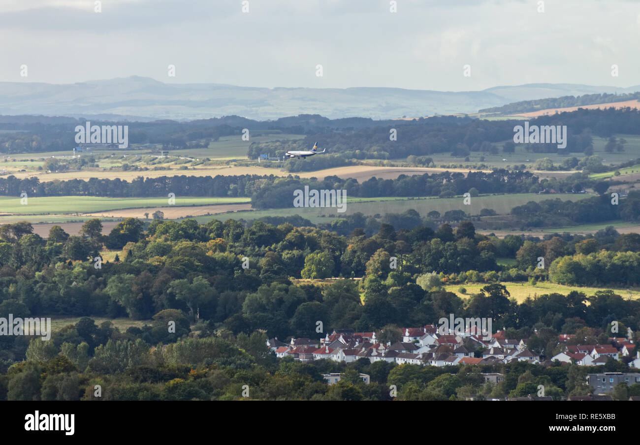 Edinburgh, Schottland/Großbritannien - 22. September 2018: Eine Ryanair Flugzeug Landung am Flughafen Edinburgh, fliegt über ein Dorf am Stadtrand Stockfoto