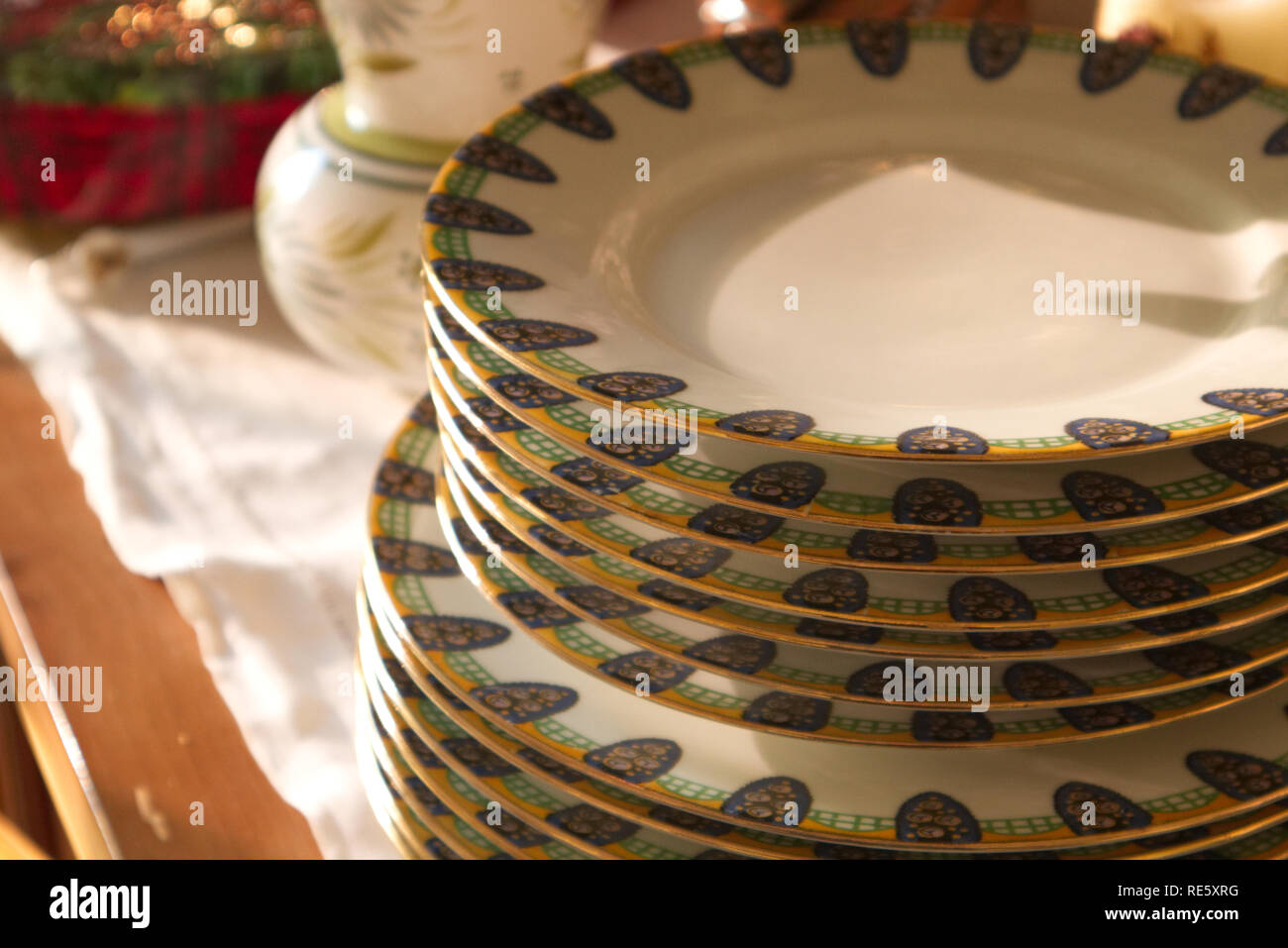 Fancy vintage Teller stapelten sich bedeckt mit Blattgold auf einen Tisch, mit Tageslicht, Stockfoto