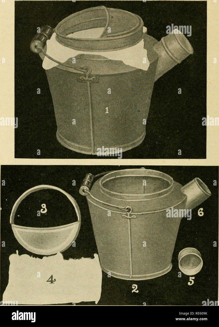 . Die Molkerei patron Handbuch. Milchviehhaltung. Die H.B. GURXER SANITÄR MILCH Eimer. Durch Herrn Gurler entwickelt und auf seiner Farm in De Kalb, 111., wo über 200 Kühe täglich gemolken werden. Nr. 1 ist der Eimer vollständig wie bereit für Melken - die Streams das Tuch schräg Streik, die Abdeckung sämtlicher spritzt. Nr. 2 ist der Eimer für die Waschmaschine. Nr. 3. Der blechring und Teil Cover, das Tuch in der richtigen Position hält. Nr. 4. Blatt der feinen Käse Tuch verdoppelt über eine Schicht von Saugfähigen Baumwolle. Nr. 5, die für die Schließung des Auswurfkrümmers (Nr. 0) beim Melken. Die Tücher sind gewaschen, sterilisiert, und verwendet werden, um ein Vielfaches. Stockfoto
