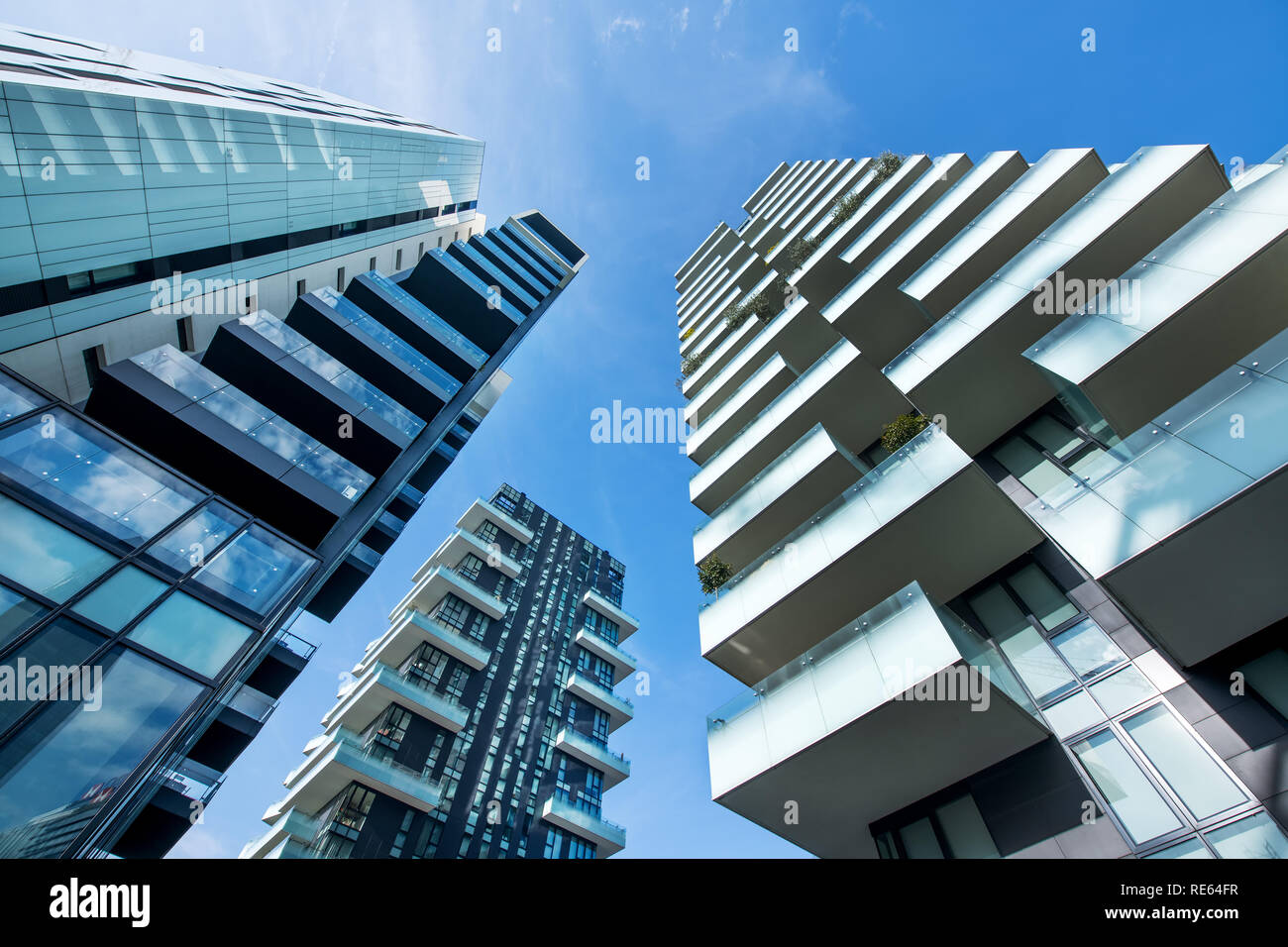 Low Angle konvergierenden Perspektive der modernen Mailand Wolkenkratzer mit großen Balkonen gegen einen klaren sonnigen blauen Himmel Stockfoto