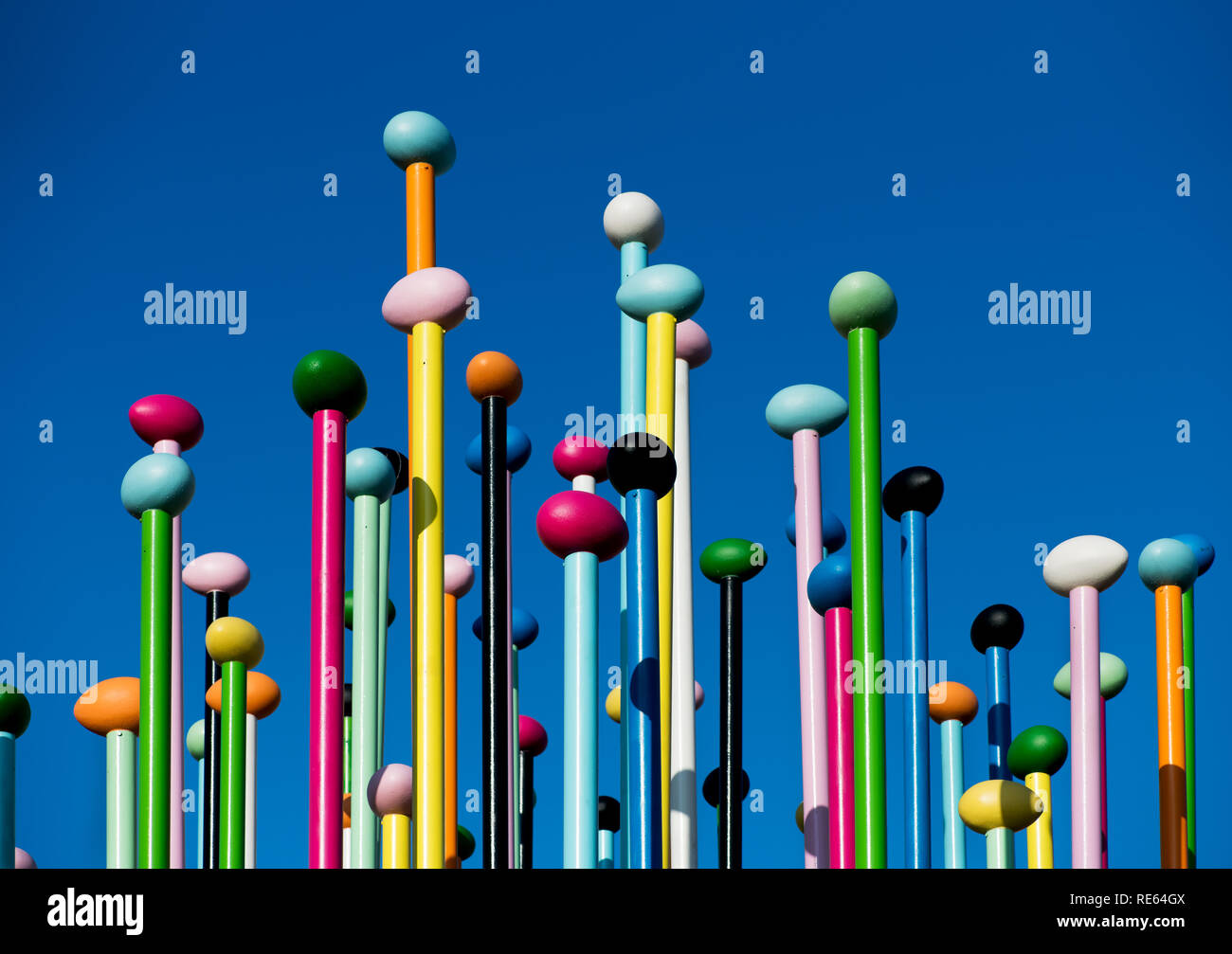 Die bunten Coloris Kunstinstallation in der Stadt leben Viertel von Mailand von Pascale Marthine Tayou gegen einen klaren blauen Himmel Stockfoto