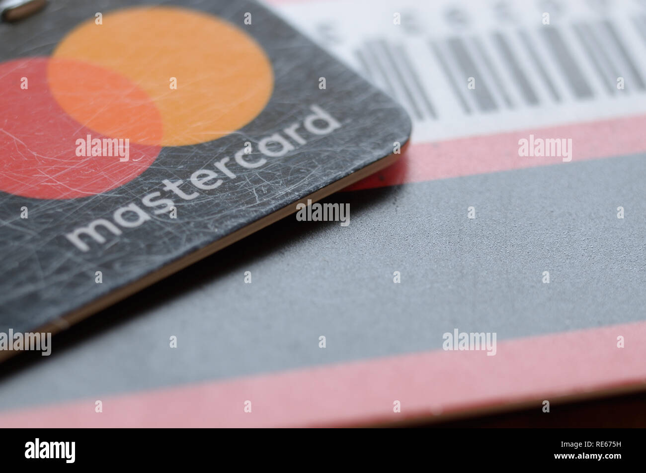 Mastercard Plastikkarte mit Logo und Wörter auf Magnetstreifen Hintergrund Stockfoto