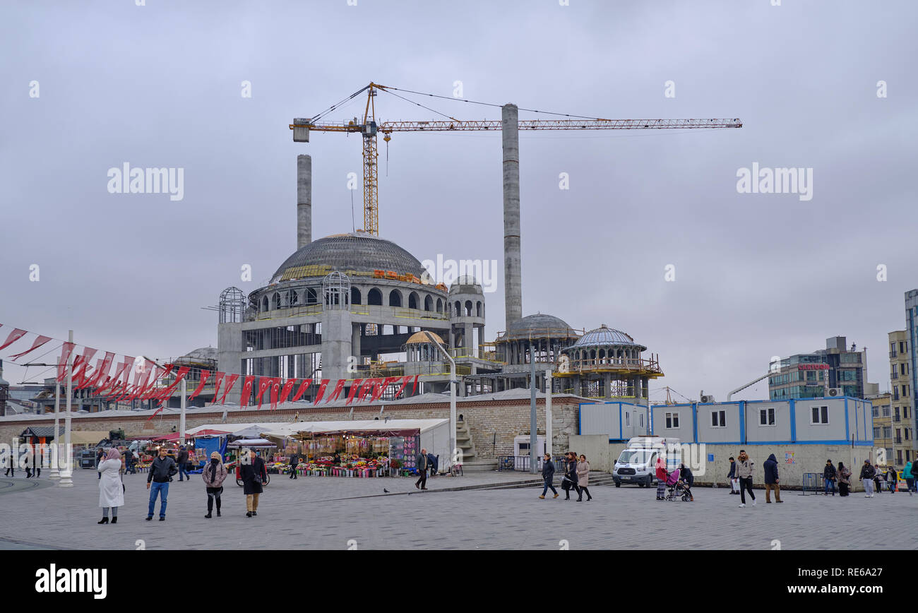 Istanbul - Dezember 2018: Die neue Moschee noch im Bau am Taksim-Platz. Stockfoto