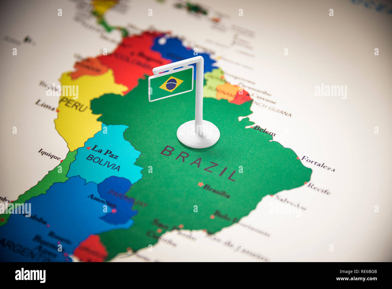 Brasilien mit einem Fähnchen auf der Karte Stockfoto