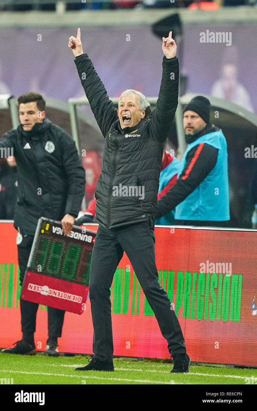 Leipzig, Deutschland. 19. Jan 2019. Lucien FAVRE, Koch-Trainer BVB-Jubel, Freude, Emotionen, feiern, lachen, Jubeln, Jubeln, reißt die Arme, ballte die Faust, Feiern, Feier, RB LEIPZIG - Borussia Dortmund - DFL-Bestimmungen verbieten die Verwendung von Fotografien als BILDSEQUENZEN und/oder quasi-VIDEO - 1. Deutschen Fußball-Bundesliga, Leipzig, Deutschland, Januar 19, 2019 Saison 2018/2019, Spieltag 18, BVB, Red Bull, © Peter Schatz/Alamy leben Nachrichten Stockfoto