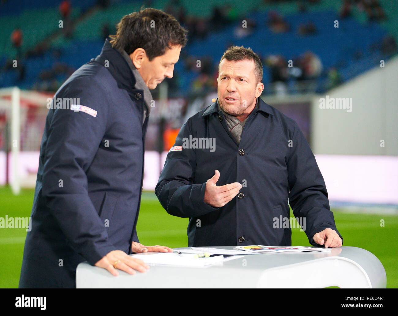 Leipzig, Deutschland. 19. Jan 2019. Sebastian Hellmann, Presenter Sky, Lothar Matthaeus, Fernsehen, TV, Medien, Fernsehuebertagung, Leben, Liveuebertragung, Pay-TV, Bezahlfernsehen, Fernsehsender Interview RB LEIPZIG - BORUSSIA DORTMUND 0-1-DFL-Bestimmungen verbieten die Verwendung von Fotografien als BILDSEQUENZEN und/oder quasi-VIDEO - 1. Deutschen Fußball-Bundesliga, Leipzig, Deutschland, Januar 19, 2019 Saison 2018/2019, Spieltag 18, BVB, Red Bull, © Peter Schatz/Alamy leben Nachrichten Stockfoto