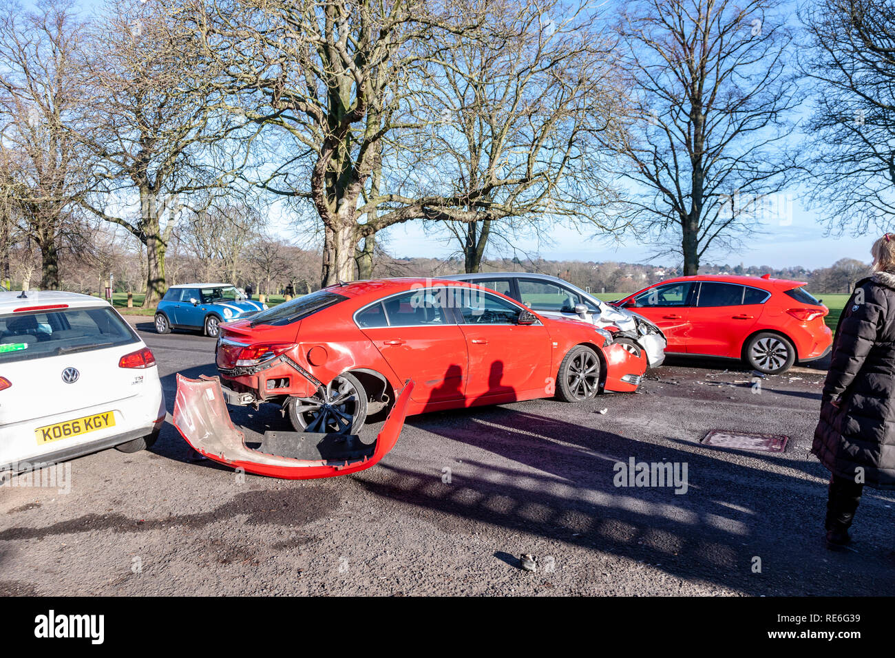 Northampton, Großbritannien. , 20. Januar 2019. 5 Autos in Crash beschädigt an der Park Avenue South eine der Hauptstraßen aus Northampton, UK. für Verkehr an der Kreuzung 15 der Autobahn M5., Polizei und Treiber herum hängen für Recover Fahrzeuge Credit: Keith J Smith./Alamy leben Nachrichten Stockfoto