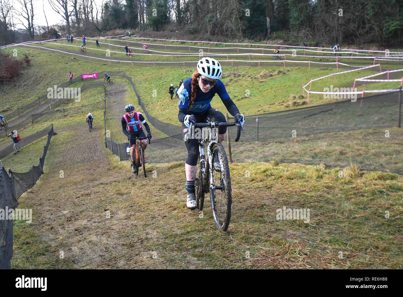 Glasgow, UK. 20 Jan, 2019. die Wettbewerber auf einem steilen Hügel klettern während der Rouken Glen Cyclocross ein Rennen in der Nähe des Super Quaich Serie. Credit: Kay Roxby/Alamy leben Nachrichten Stockfoto