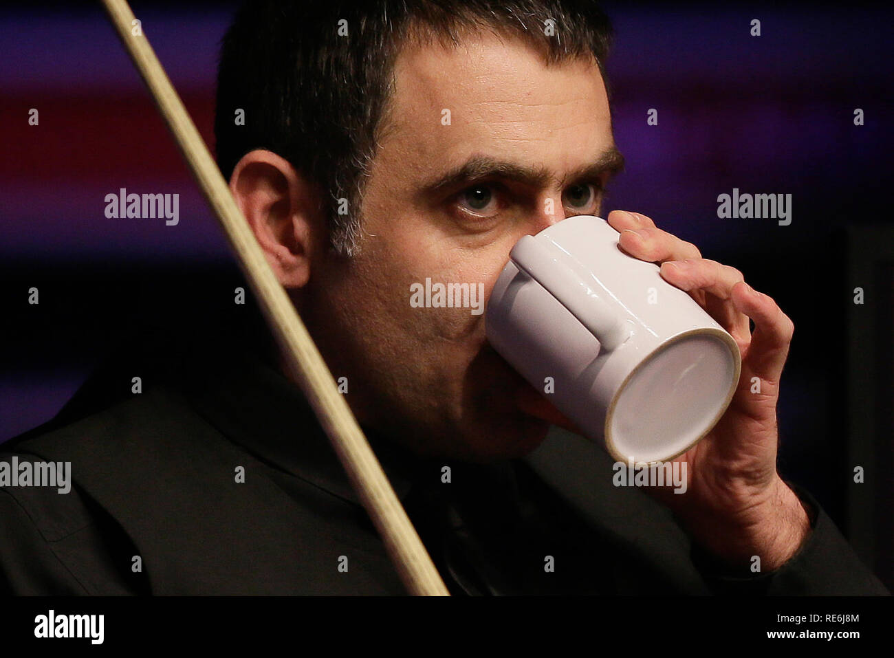 London, Großbritannien. Jan, 2019 20. Ronnie O'Sullivan von England Getränke Wasser im letzten Spiel gegen Judd Trump von England an Snooker Meister 2019 im Alexandra Palace in London, Großbritannien auf Jan. 20, 2019. Quelle: Tim Irland/Xinhua/Alamy leben Nachrichten Stockfoto