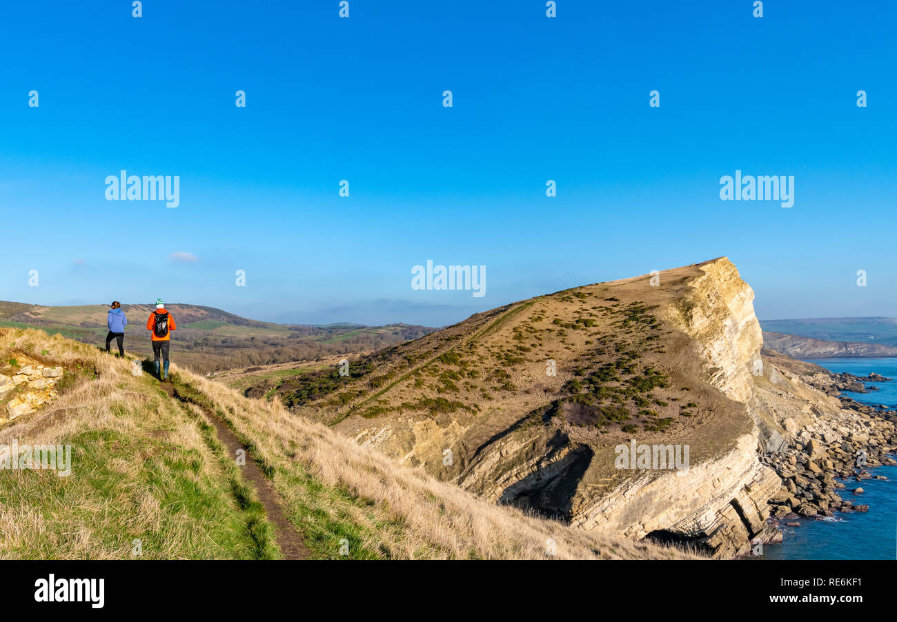 Wareham, Großbritannien. Sonntag 20. Januar 2019. Besucher genießen Sie die Wintersonne bei Worbarrow Strand an der Jurassic Coast in Dorset. Die Menschen sind warm eingepackt Im 4 Grad kalten aber sonnigen Wetter. Quelle: Thomas Faull/Alamy leben Nachrichten Stockfoto