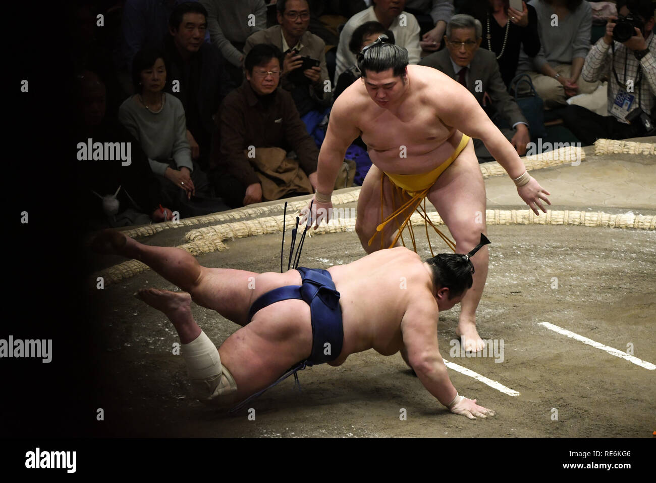 Tokio, Japan. Jan, 2019 20. Sumo Ringer Gripple fduring der Tokyo Grand Sumo Turnier in Ryogoku Kokugikan am Sonntag, 20. Januar 2019. Foto: Ramiro Agustin Vargas Tabares Credit: Ramiro Agustin Vargas Tabares/ZUMA Draht/Alamy leben Nachrichten Stockfoto