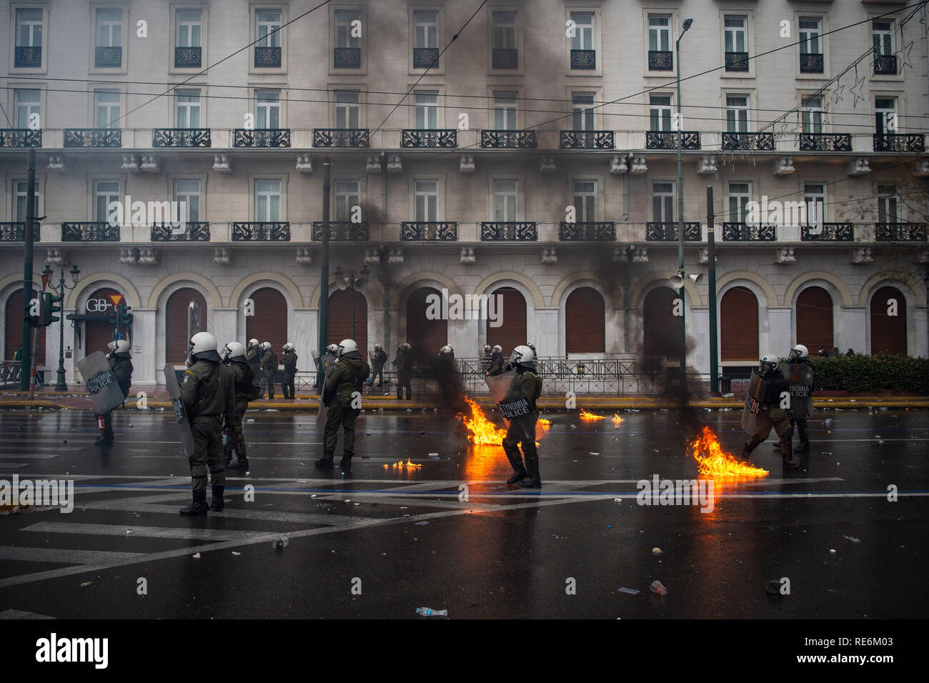 Athen, Griechenland. Jan, 2019 20. 20 Januar 2019, Griechenland, Athen: bereitschaftspolizei Gesicht Brände durch einen Molotow- Cocktail während einer Demonstration gegen die geplante Ratifizierung der mazedonischen Namen ändern in den nördlichen Mazedonien verursacht. Das Abkommen wird durch das griechische Parlament nächste Woche genehmigt werden. Alliance/a Quelle: dpa Picture alliance/Alamy leben Nachrichten Stockfoto