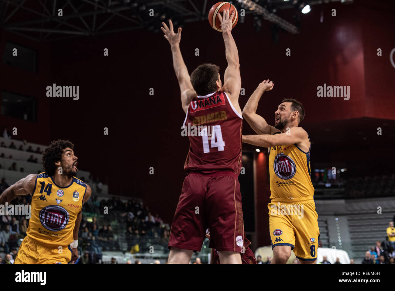 Turin, Italien. Jan, 2019 20. Foto LaPresse - Alberto Gandolfo 20-1-2019 Torino - Italia Sport Pallacanestro &#x2028; Fiat Torino vs Umana Reyer Venezia &#x2028; Lega Basket Serie A 2018/2019 Nella Foto: Vidamar stoppa Poeta &#x2028; Foto LaPresse - Alberto Gandolfo 20-1 &#x2013; 2019 Turin - Italien Sport Basketball Fiat Torino vs Umana Reyer Venezia &#x2028; italienische Basketball Championship League 2018/2019 &#x2028; In der Pic: Vadimir block Poeta Credit: LaPresse/Alamy leben Nachrichten Stockfoto