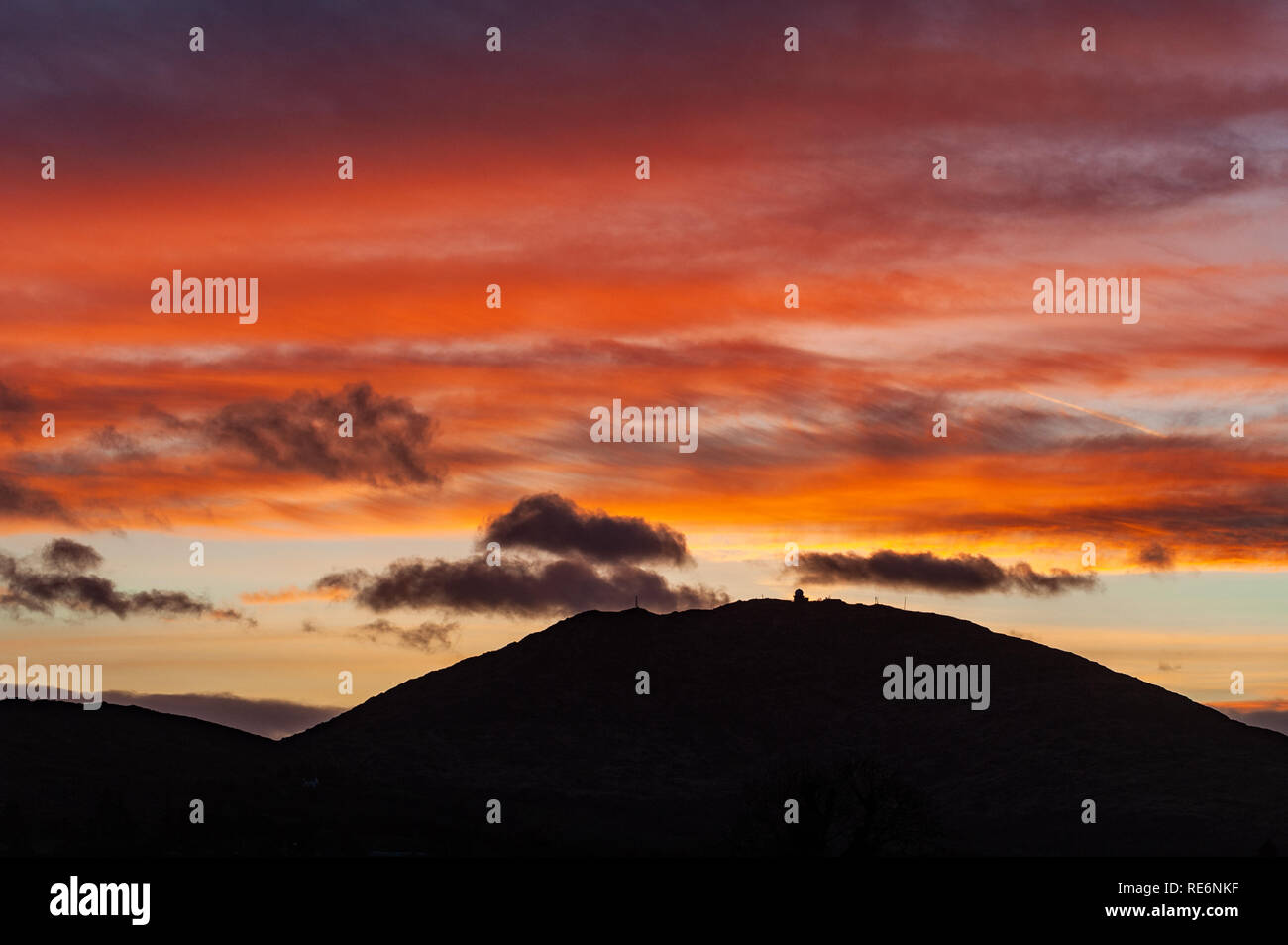 Schull, West Cork, Irland. Jan, 2019 20. Die Sonne spektakulär über Mount Gabriel in West Cork zum Auftakt heute Abend super Blut Wolf Moon Eclipse. Heute Abend ist die letzte totale Mondfinsternis bis 2021 in Europa. Credit: Andy Gibson/Alamy Leben Nachrichten. Stockfoto
