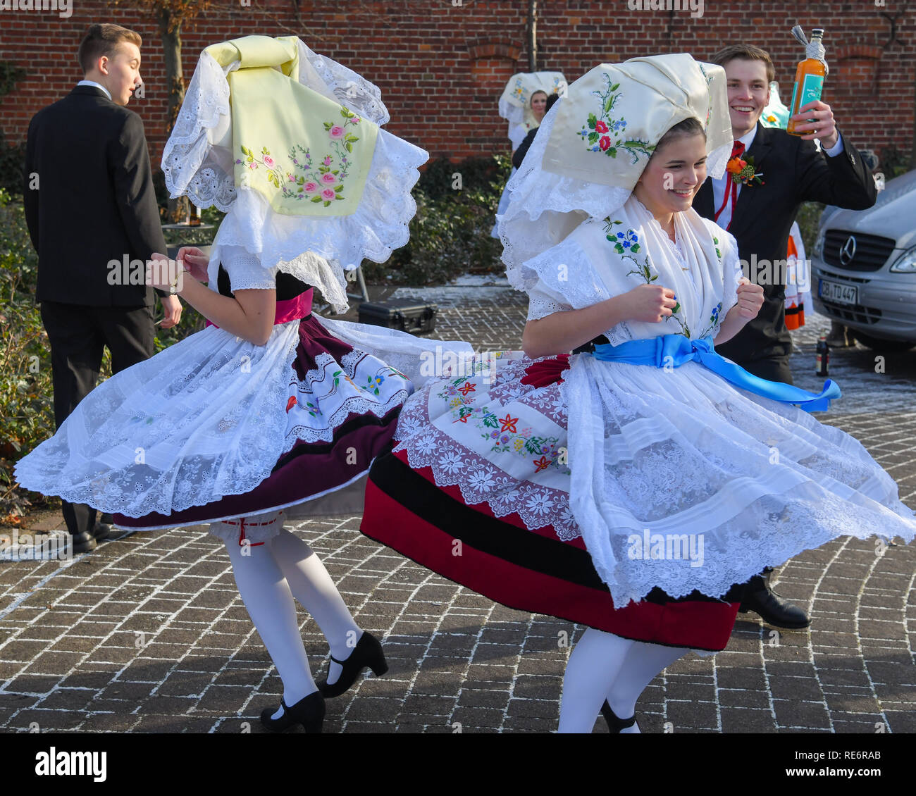Burg, Deutschland. Jan, 2019 19. Junge Frauen und Männer in original  Sorbian-Wendish festliche Kostüme nehmen teil an den traditionellen Zapust,  die Jugend Karneval. Über 30 Paare nahmen an die 126 Jugend Karneval.