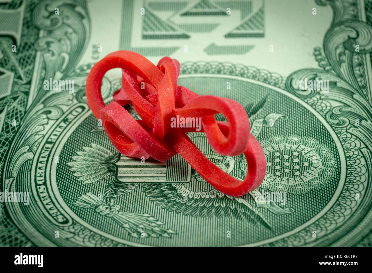 Red verdrillten Gummiband auf Dollar Banknote zentriert Stockfoto