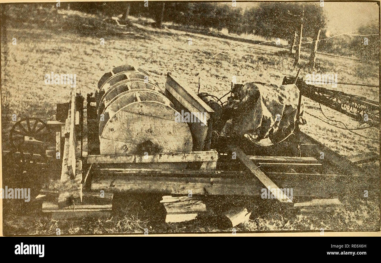 . Preiselbeeren;: die nationalen cranberry Magazin. Preiselbeeren. Gerät im Harken Berries<*"-c*"*H"**"*. FLOATER BOOT AM SÜDEN CARVER BOG Floater Boot hilft Bergung Cranberries Gerät sammelt überschüssigen gebracht Oberfläche durch Überschwemmung Mooren. Empfohlene unter den vielen mech-anical Geräte Ellis D. Atwood 300-acre Cranberry planta-tion im Süden Carver, Mass., war ein Floater - Boot, 12 Meter im Quadrat, mit einem schaufelrad ausgestattet und von einem Mann geführt, dieses Handwerk in der letzten Erhebung der Cranberries verwendet wird. Herr Atwood, die zuerst eingeführt in New England von New Jer Stockfoto