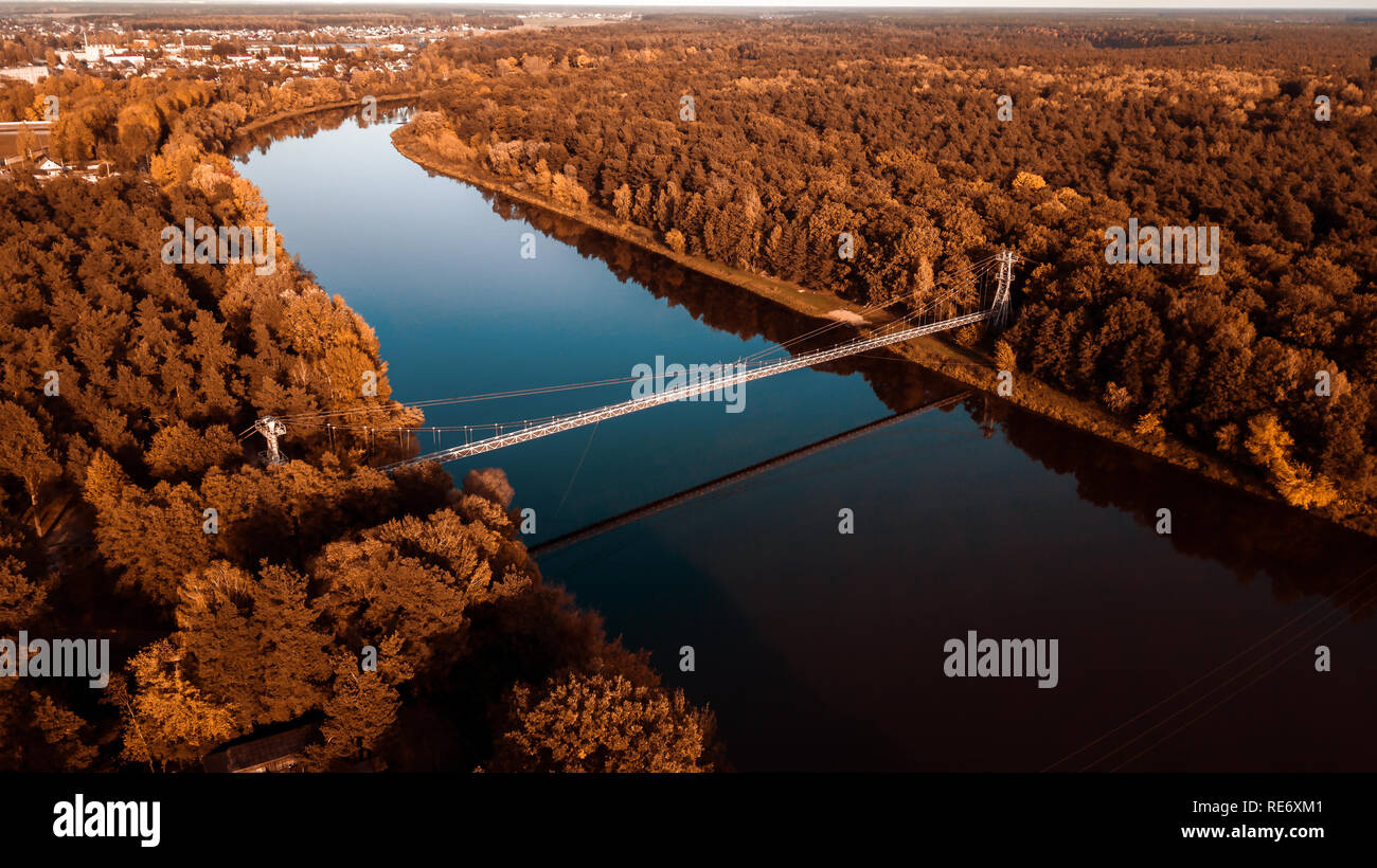 Hängebrücke über den Fluss Stockfoto