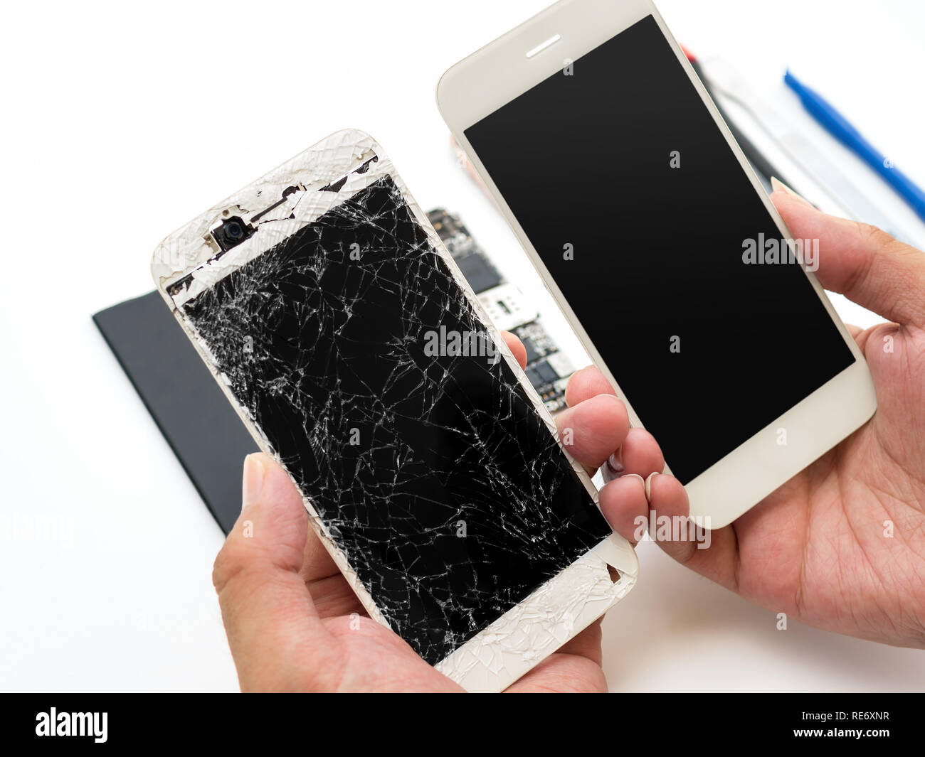 Nahaufnahme des gesprungenen Bildschirm des Smartphones Vergleichen mit neuer Bildschirm in Techniker hand auf unscharfen smartphone Komponente Hintergrund Stockfoto