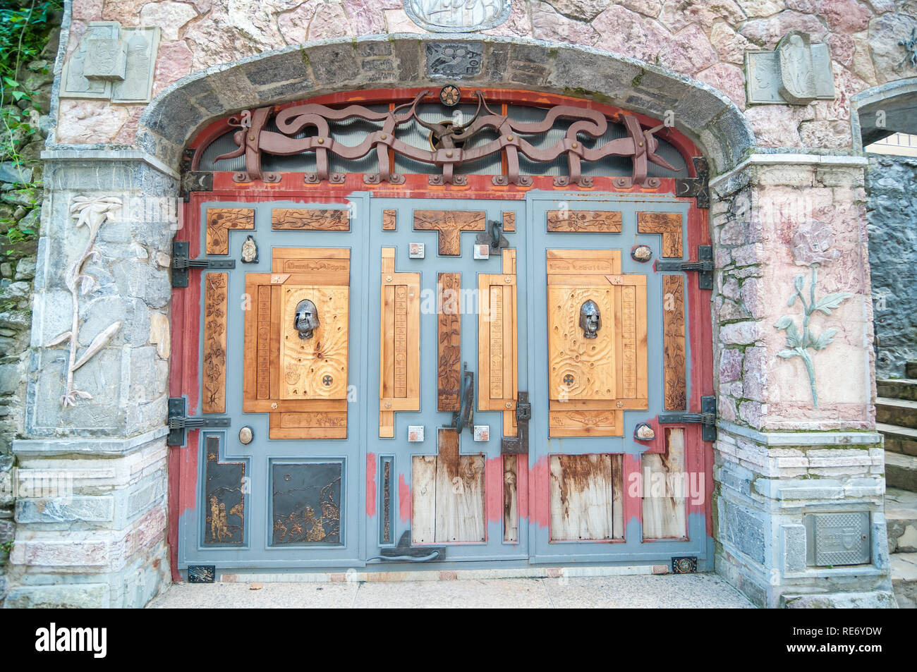 Fassade eines Hauses aus Stein, aus Holz geschnitzte Tür, Bagà, Katalonien, Spanien Stockfoto