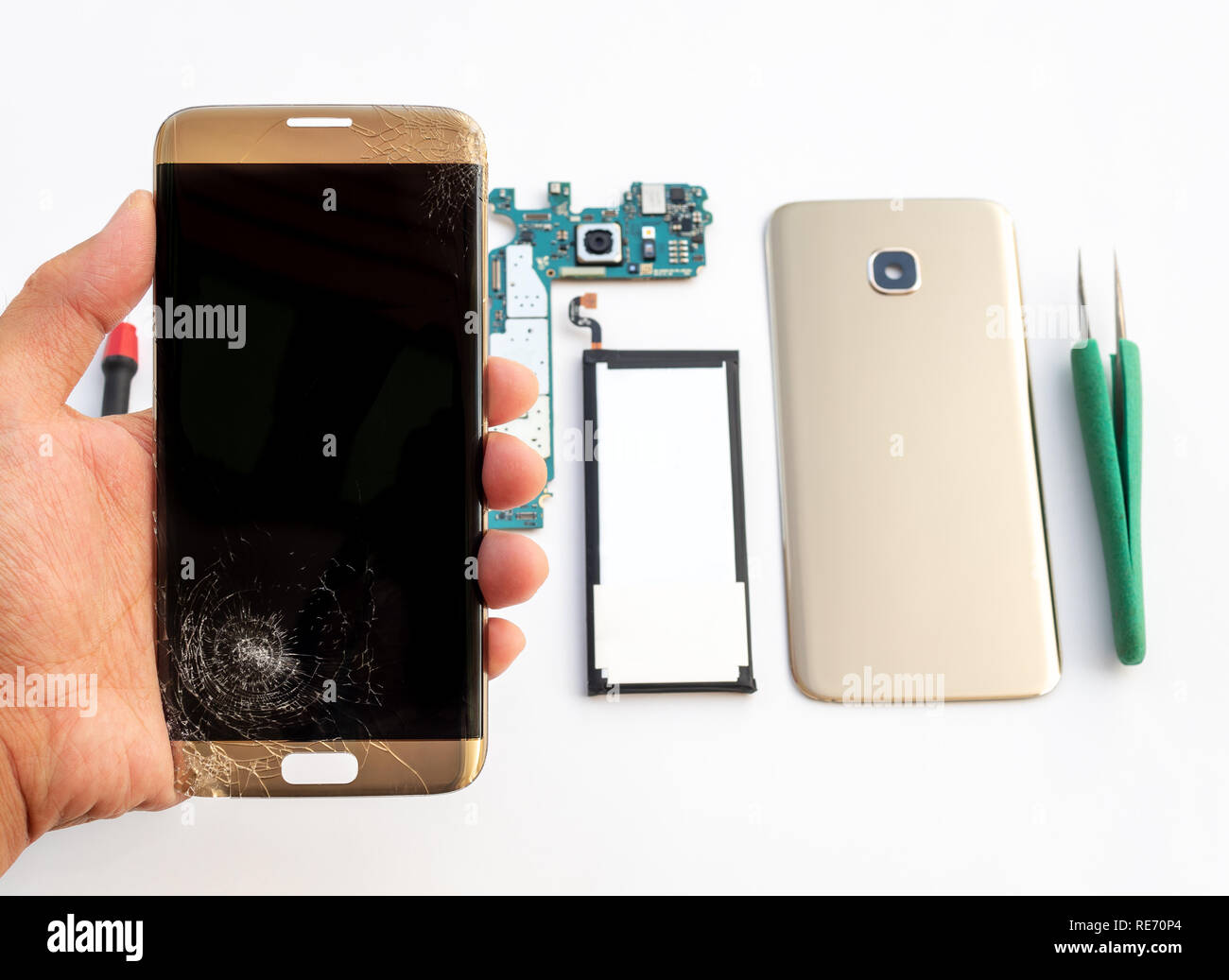 Nahaufnahme des gesprungenen Bildschirm des Smartphones im Technikermodus von Hand auf dem Smartphone verschwommen Komponente Hintergrund Stockfoto