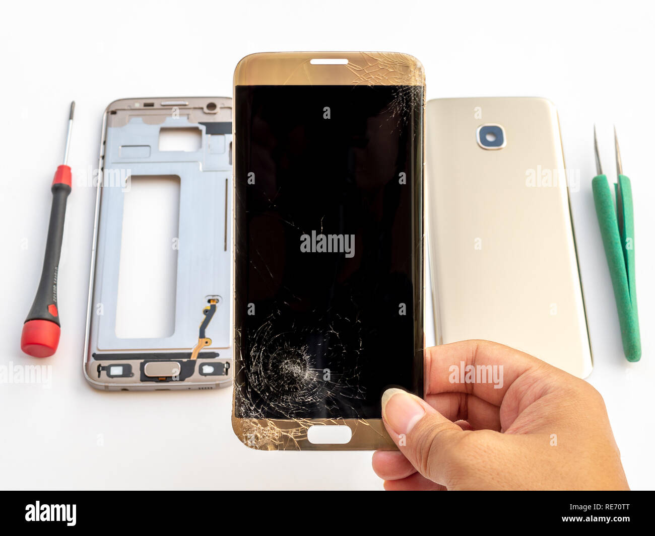 Nahaufnahme des gesprungenen Bildschirm des Smartphones im Technikermodus von Hand auf dem Smartphone verschwommen Komponente Hintergrund Stockfoto