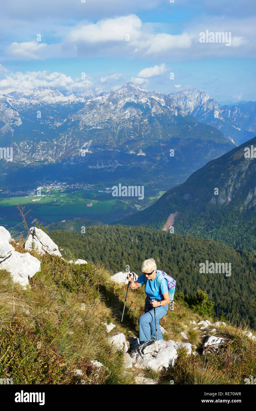Wandern in der Nähe der Gipfel des Krasji vrh, in der Nähe von Drežnica, Kobarid, Primorska, Slowenien Stockfoto