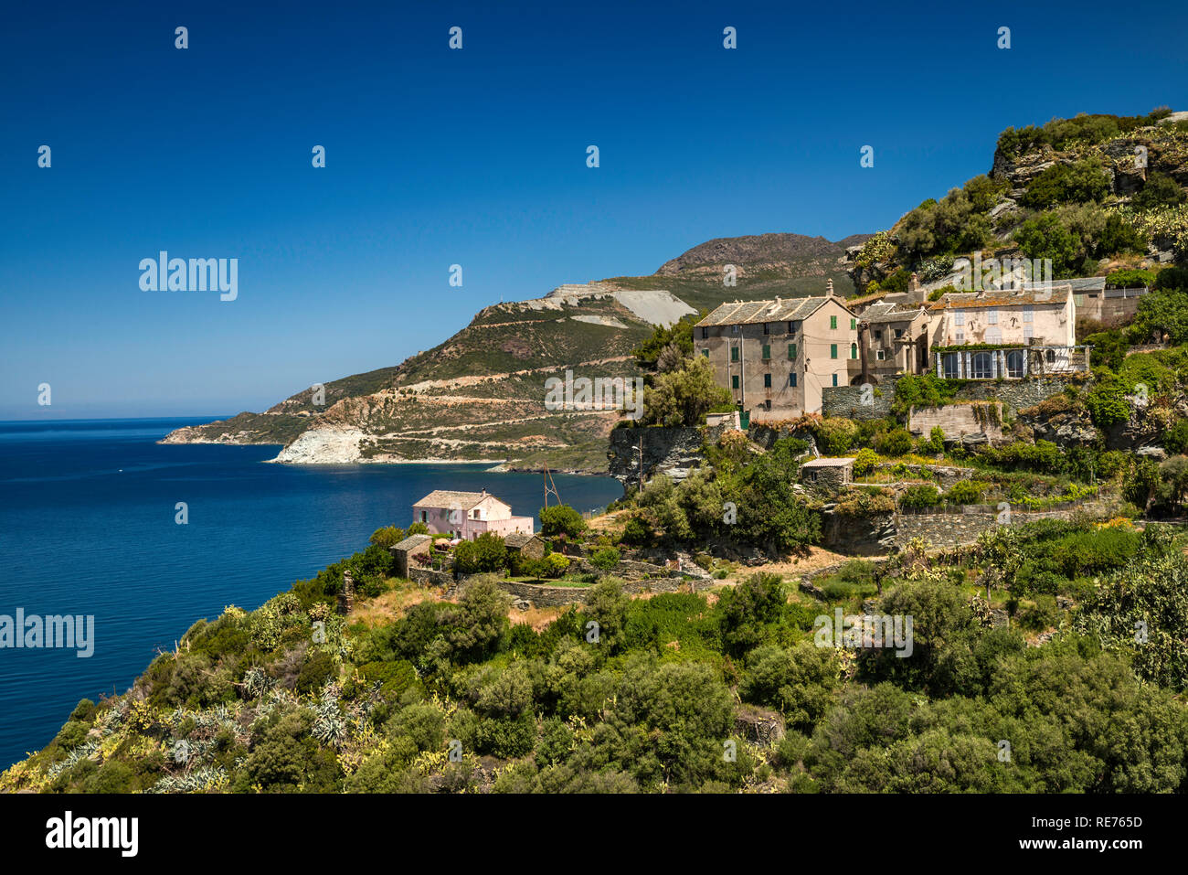 Stadt von Nonza, verlassenen Asbestbergwerk in Distanz, Cap Corse, Haute-Corse, Korsika, Frankreich Stockfoto