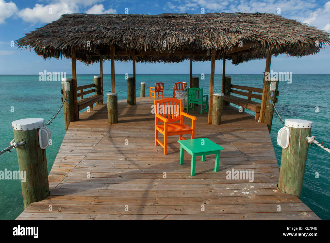 Hölzerne Pier Hotel Compass Point Resort an Liebe Strand Nassau, Bahamas, Karibik. Bunte Häuser im Compass Point Beach Club. Stockfoto