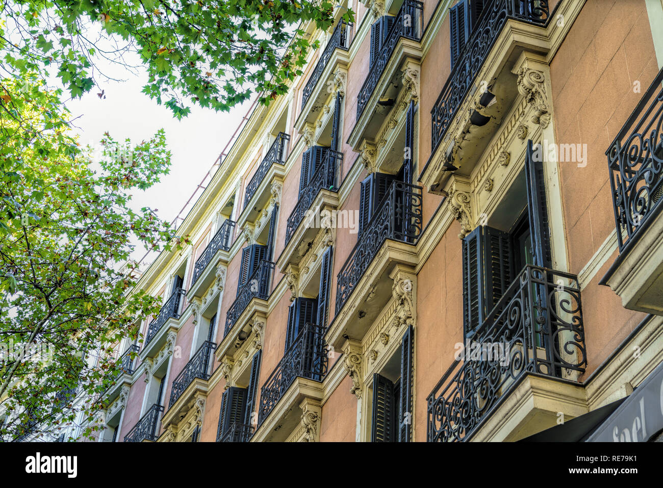 Antike Gebäude klassische Fassade im Zentrum von Madrid. Spanien Stockfoto