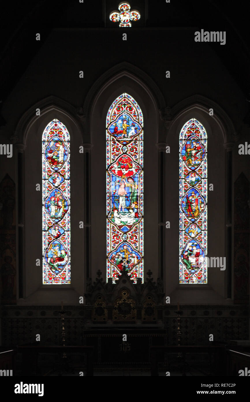 Glasfenster in der Pfarrkirche St. Peter und Paul Ringwood Hampshire England Stockfoto
