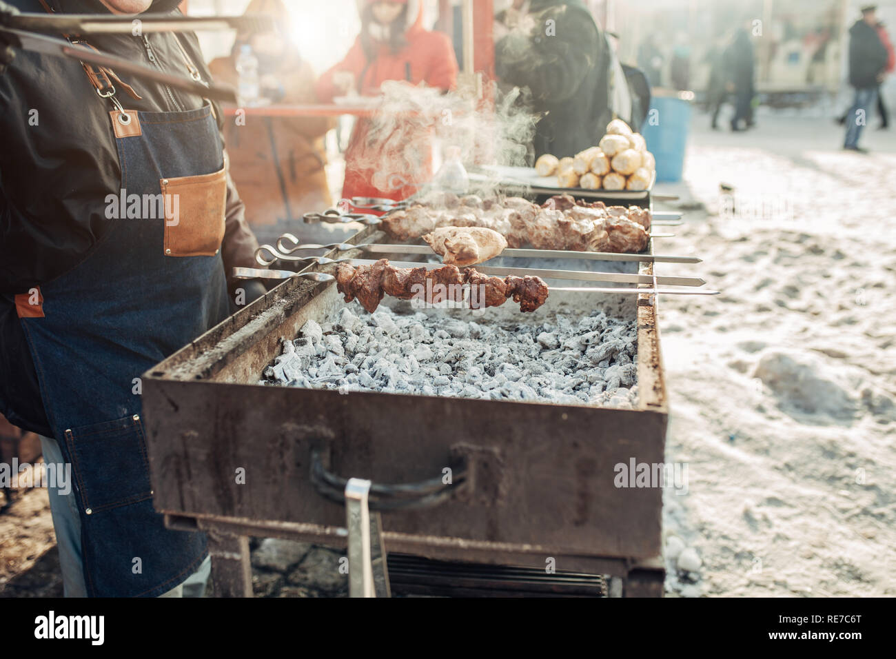 Weihnachtsmarkt. New Year's Fair. Winter Street Food. Ferien und Wochenenden in der Stadt. Familie Freizeit. Stockfoto