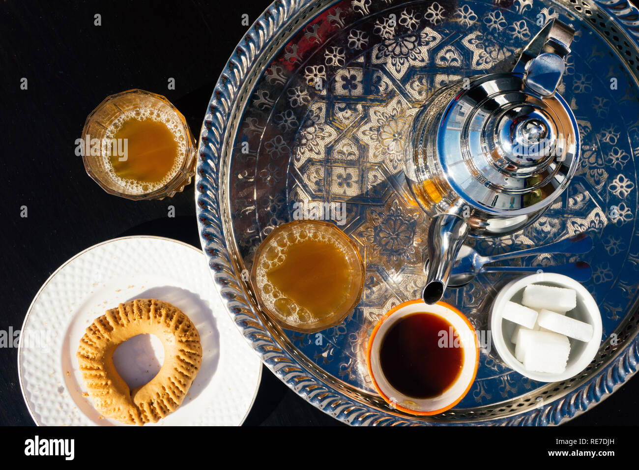 Arabischen Pfefferminztee (marokkanischen Pfefferminztee) Die nationalen heißen Getränk in den Nahen Osten und der muslimischen Welt. In einem speziellen Eisen Silber Teekanne mit Zucker serviert. Stockfoto
