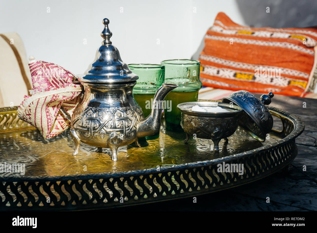 Arabischen Pfefferminztee (marokkanischen Pfefferminztee) Die nationalen heißen Getränk in den Nahen Osten und der muslimischen Welt. In einem speziellen Eisen Silber Teekanne mit Zucker serviert. Stockfoto