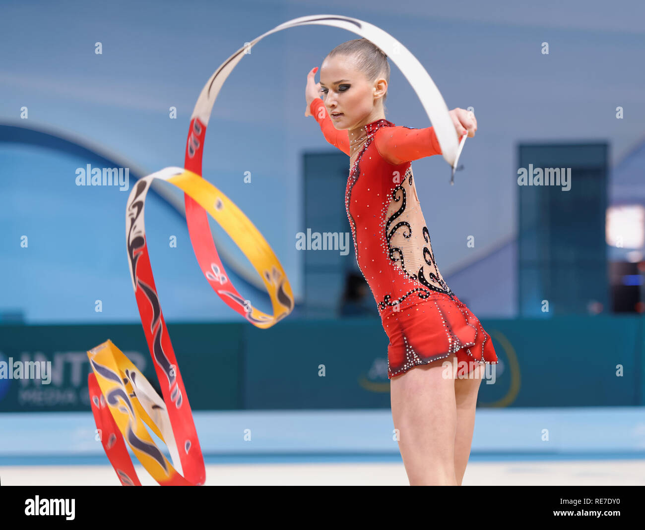 Kiew, Ukraine - 29. August 2013: Nicht identifizierte weibliche Gymnast führt mit Band während 32 Rhythmische Gymnastik Weltmeisterschaften. Die Veranstaltung wird er Stockfoto