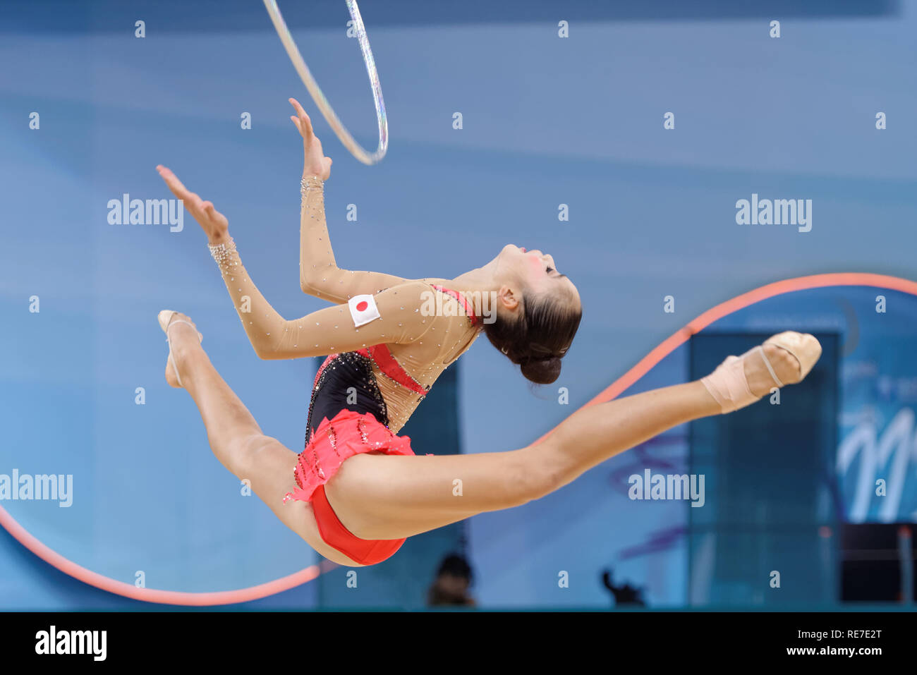 Kiew, Ukraine - 28. August 2013: kaho Minagawa, Japan führt mit Hoop während 32 Rhythmische Gymnastik Weltmeisterschaften. Die Veranstaltung ist in Pal gehalten Stockfoto