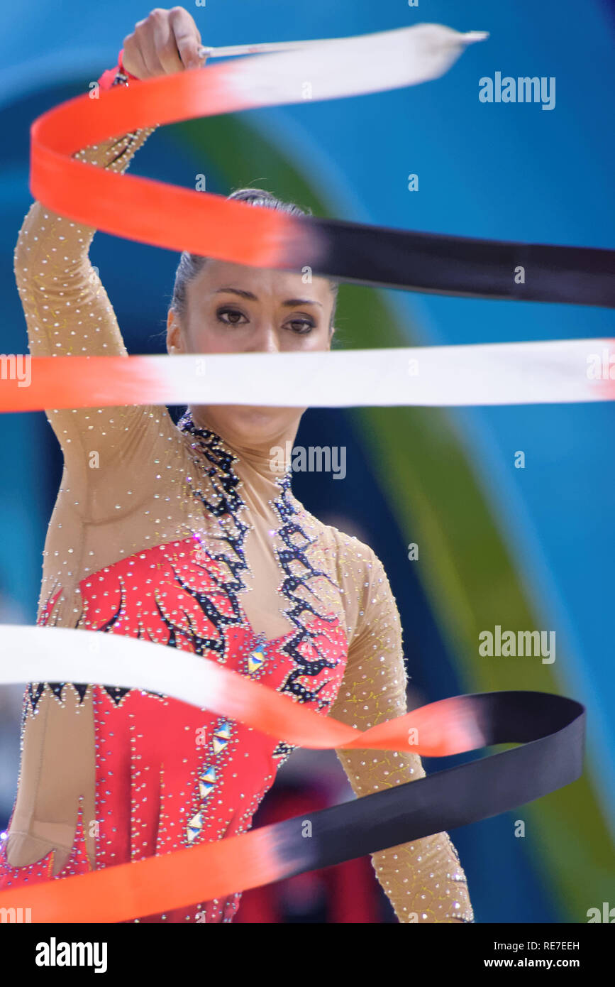 Kiew, Ukraine - 30. August 2013: Nicht identifizierte weibliche Gymnast führt mit Band während 32 Rhythmische Gymnastik Weltmeisterschaften. Die Veranstaltung wird er Stockfoto