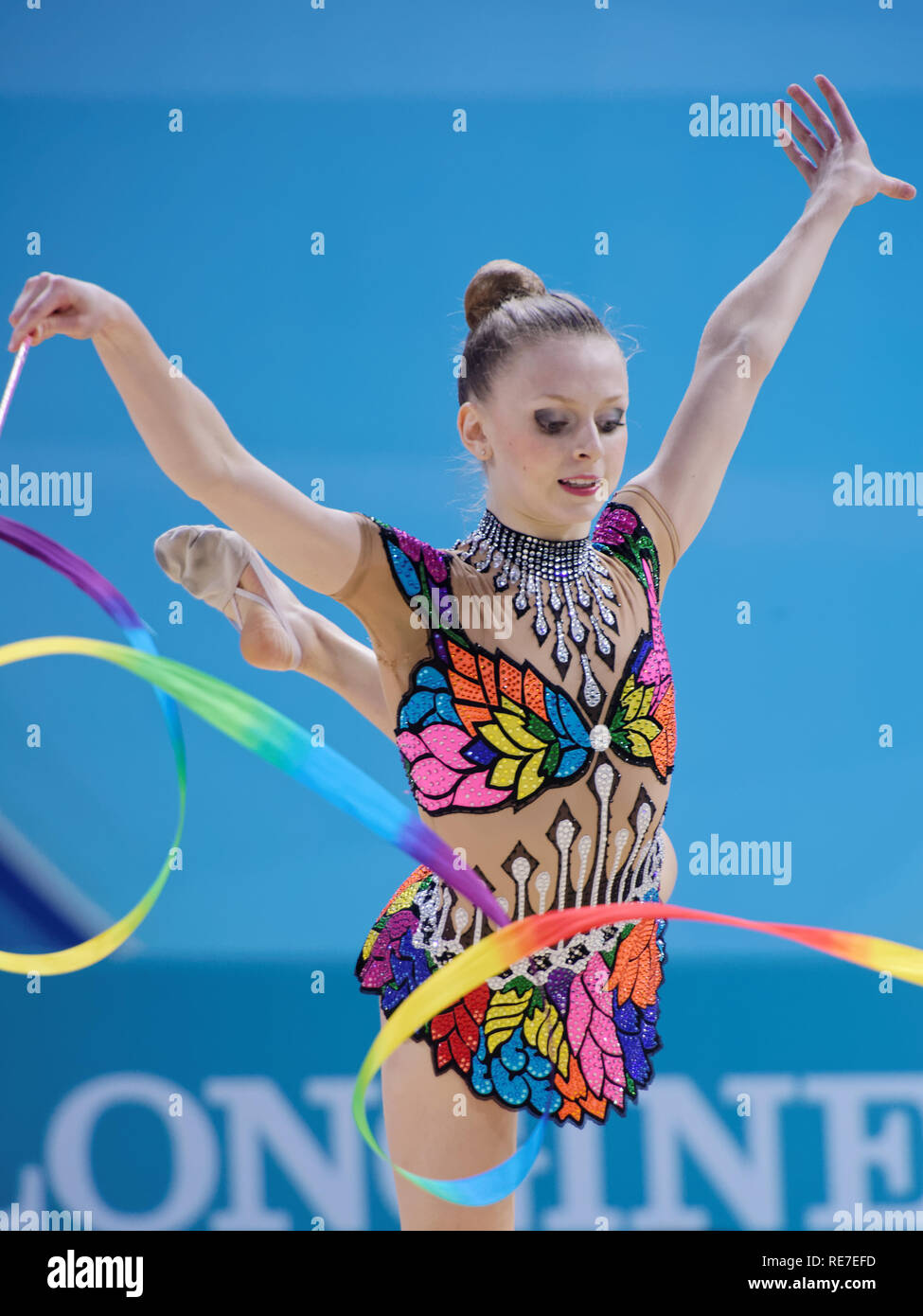 Kiew, Ukraine - 30. August 2013: Nicht identifizierte weibliche Gymnast führt mit Band während 32 Rhythmische Gymnastik Weltmeisterschaften. Die Veranstaltung wird er Stockfoto