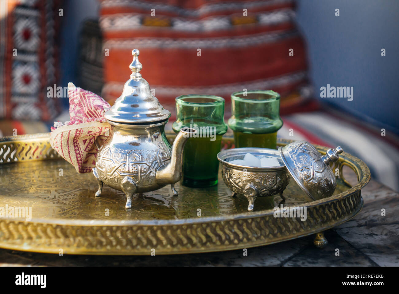 Arabischen Pfefferminztee (marokkanischen Pfefferminztee) Die nationalen heißen Getränk in den Nahen Osten und der muslimischen Welt. In einem speziellen Eisen Silber Teekanne mit Zucker serviert. Stockfoto