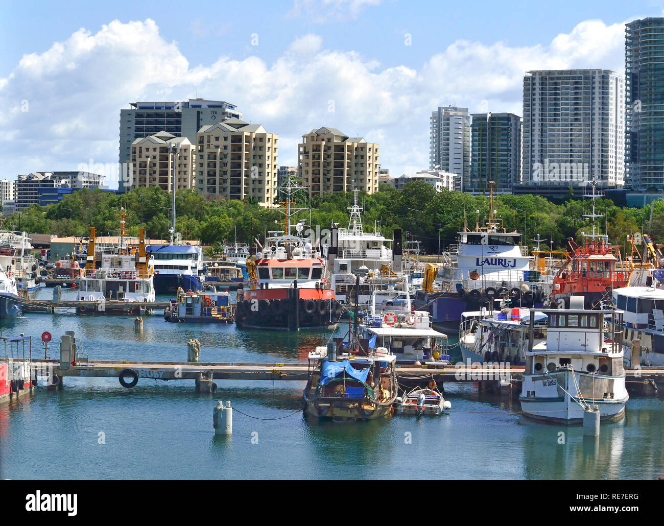 Skyline von Darwin City, der Hauptstadt des Northern Territory in Australien und ein ehemaliger frontier Outpost., von der Marina in Cullen Bay Stockfoto
