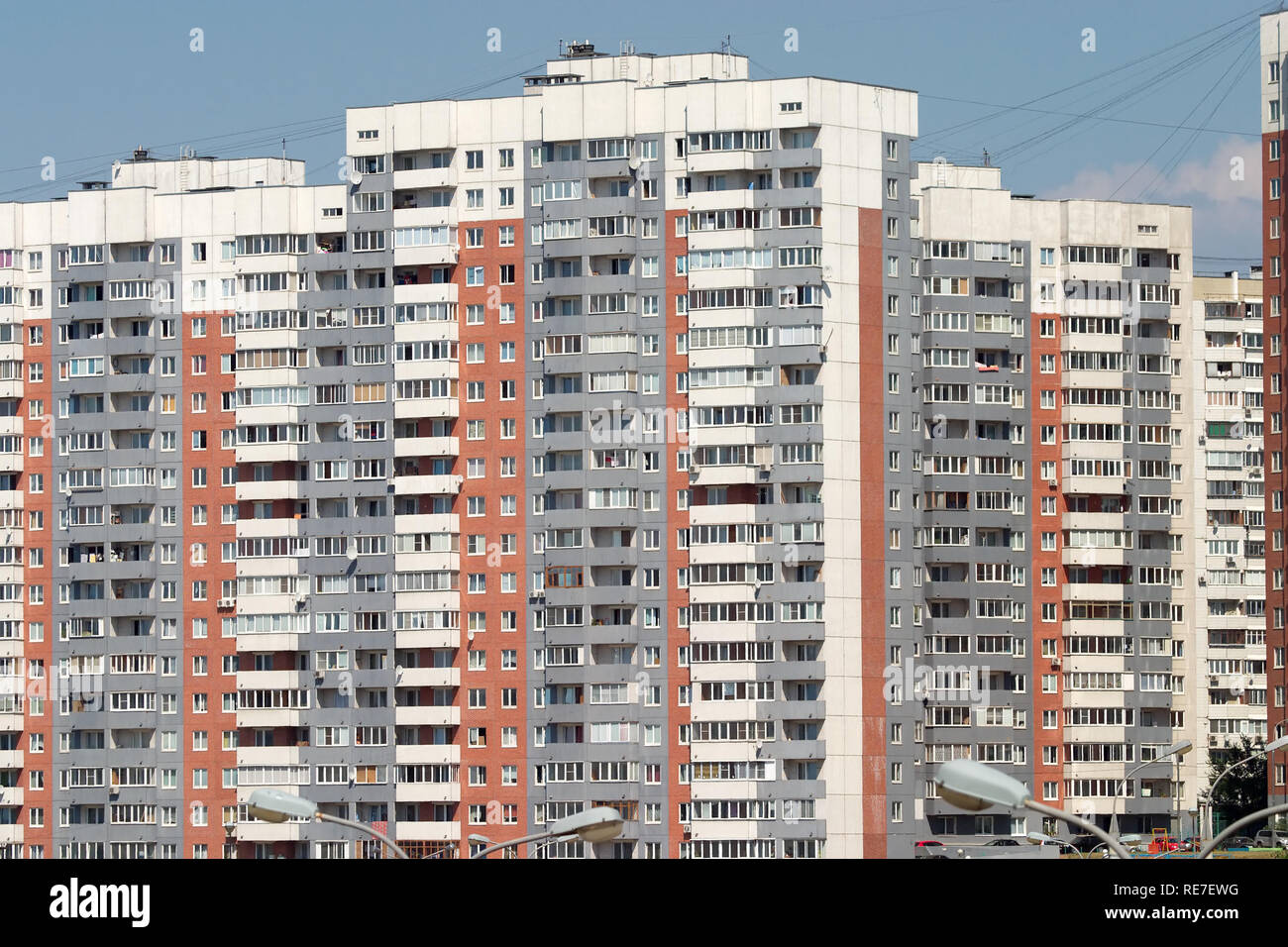 Viele neue moderne Stadt Gebäude über Blau Klar wolkenlosen Himmel Stockfoto