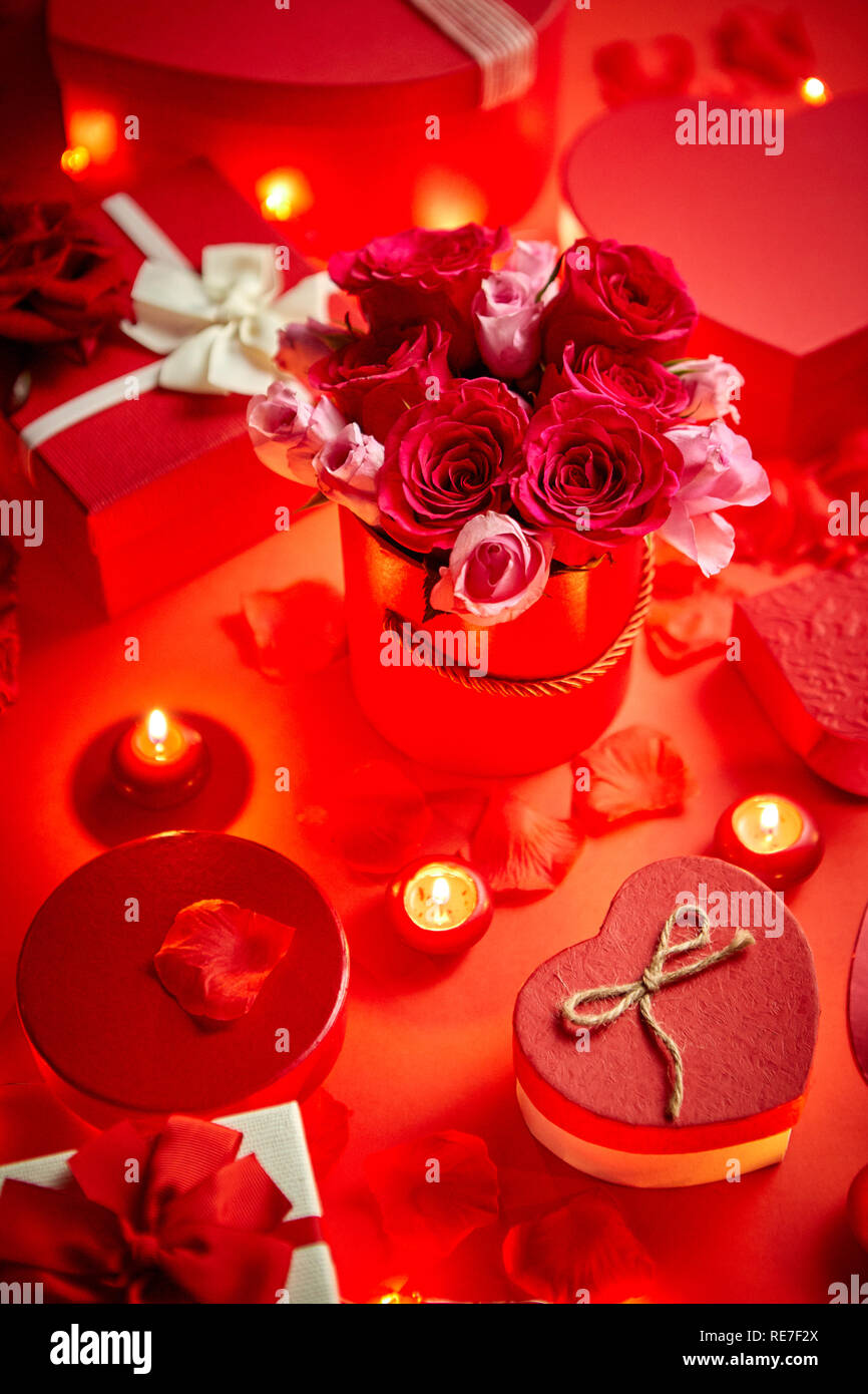 Valentines Tag Romantische Dekoration Mit Rosen Verpackte Geschenke Kerzen Auf Einem Roten Hintergrund Ansicht Von Oben Kopieren Stockfotografie Alamy