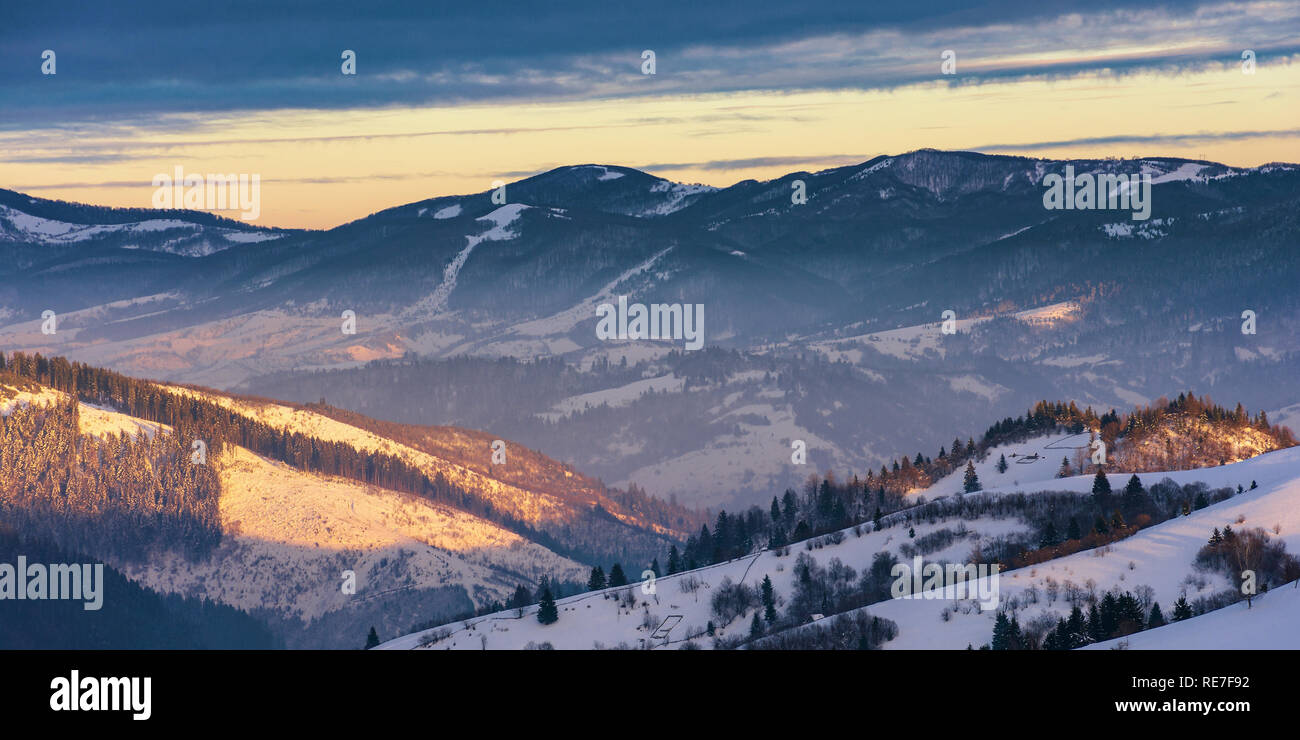Winter Sonnenaufgang In Den Bergen Schone Karpaten Wunderland Landschaft Mit Schneebedeckten Hugeln Guten Morgen Wunderbare Natur Stockfotografie Alamy