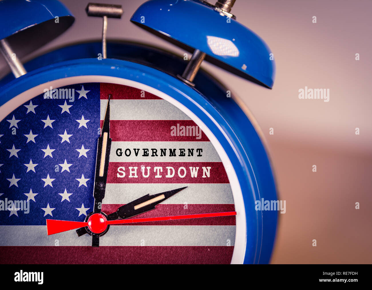 Retro Wecker mit amerikanischer Flagge und Regierung shutdown-Nachricht Stockfoto