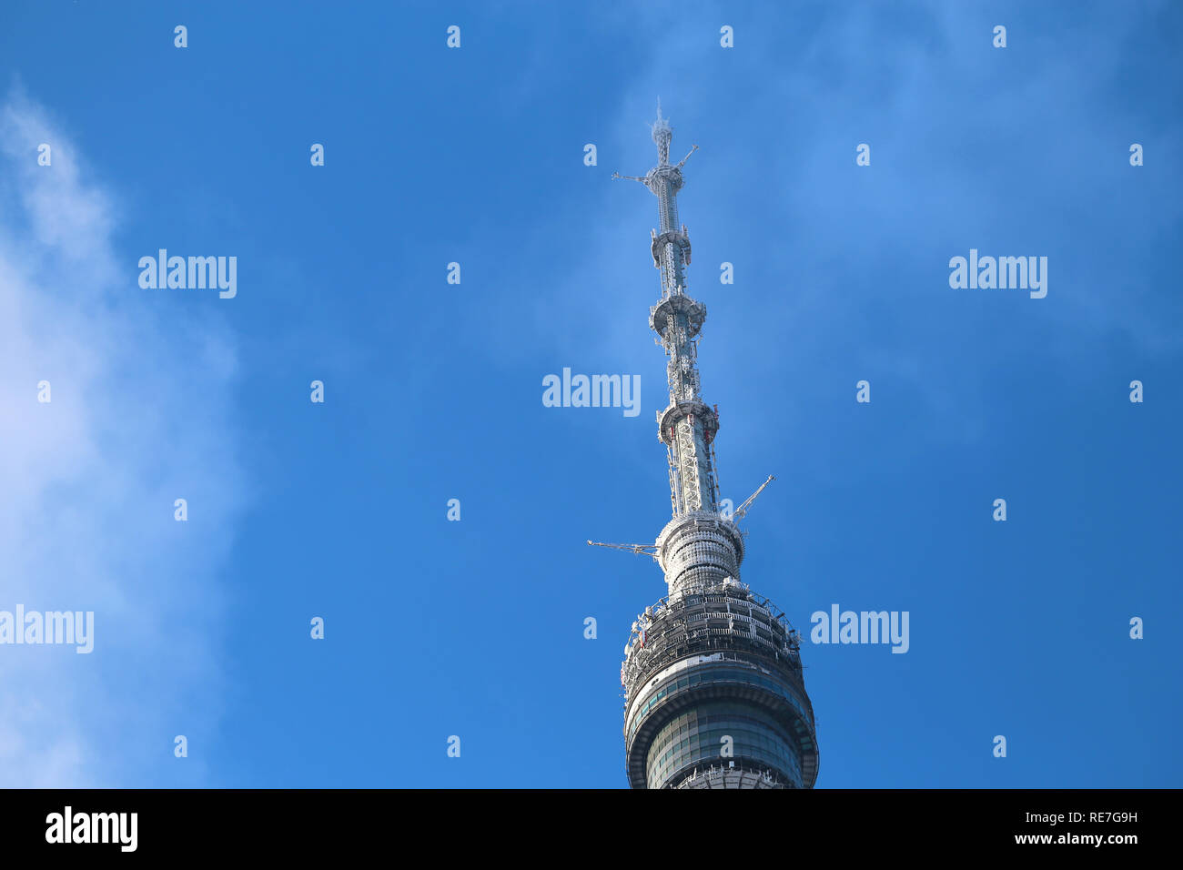 Schönen Winter Foto der Fernsehturm Ostankino in Moskau gegen den blauen Himmel Stockfoto