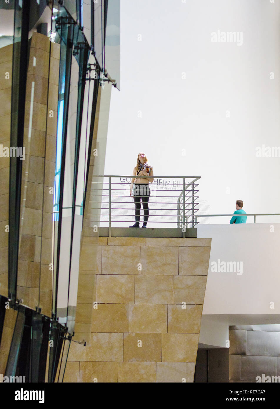 Besucher bewundern die Innere des Guggenheim Museum in Bilbao Nordspanien Stockfoto