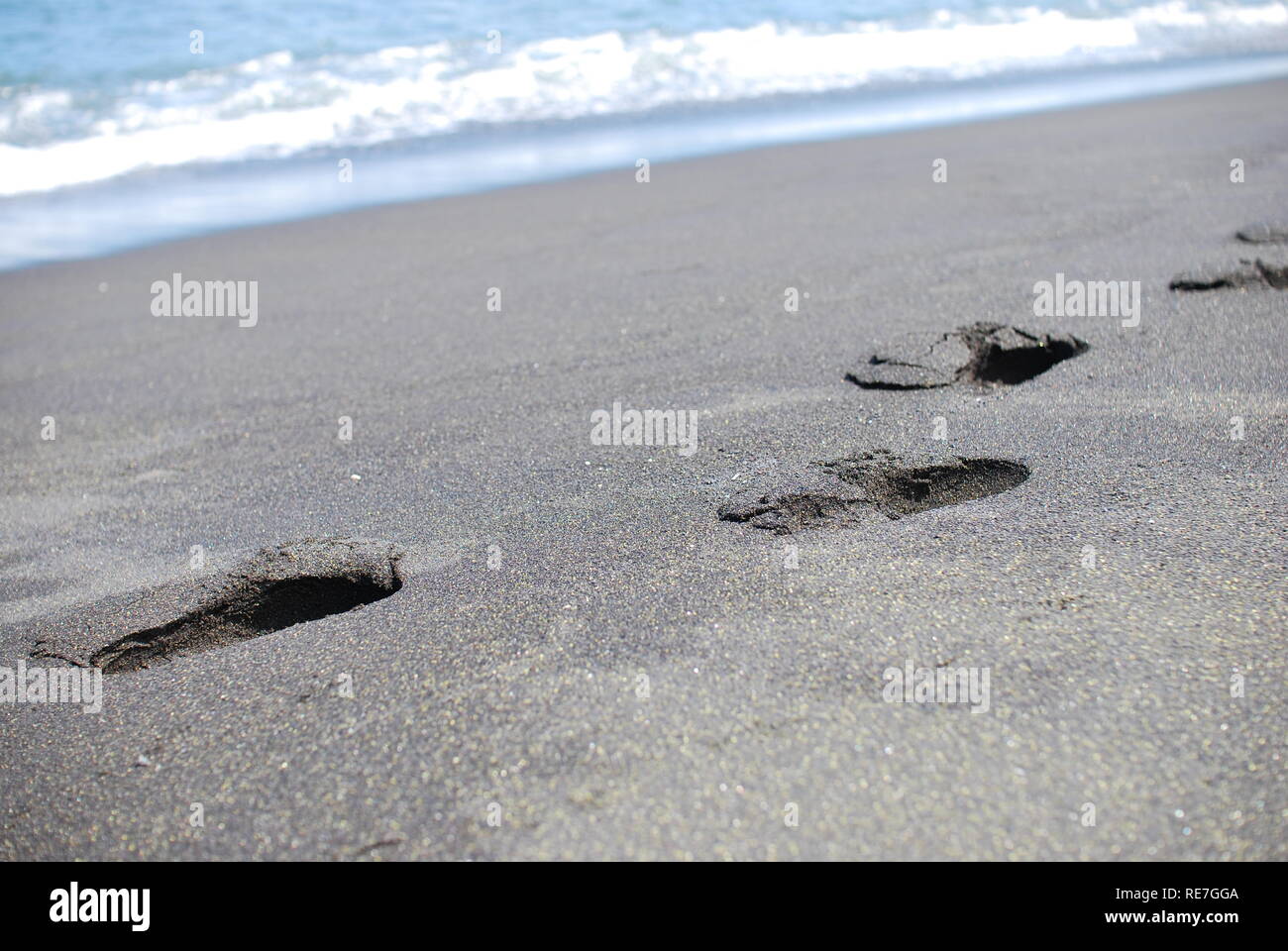 Spuren im schwarzen Sand La Reunion Insel Stockfoto