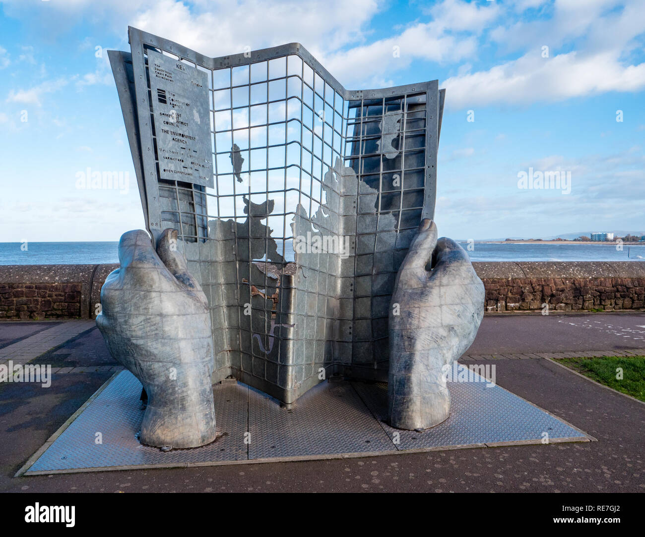 Owen Cunningham Karte lesen Skulptur in Minehead markiert den Beginn des South West Coast Path National Trail rund um den Südwesten von England Stockfoto